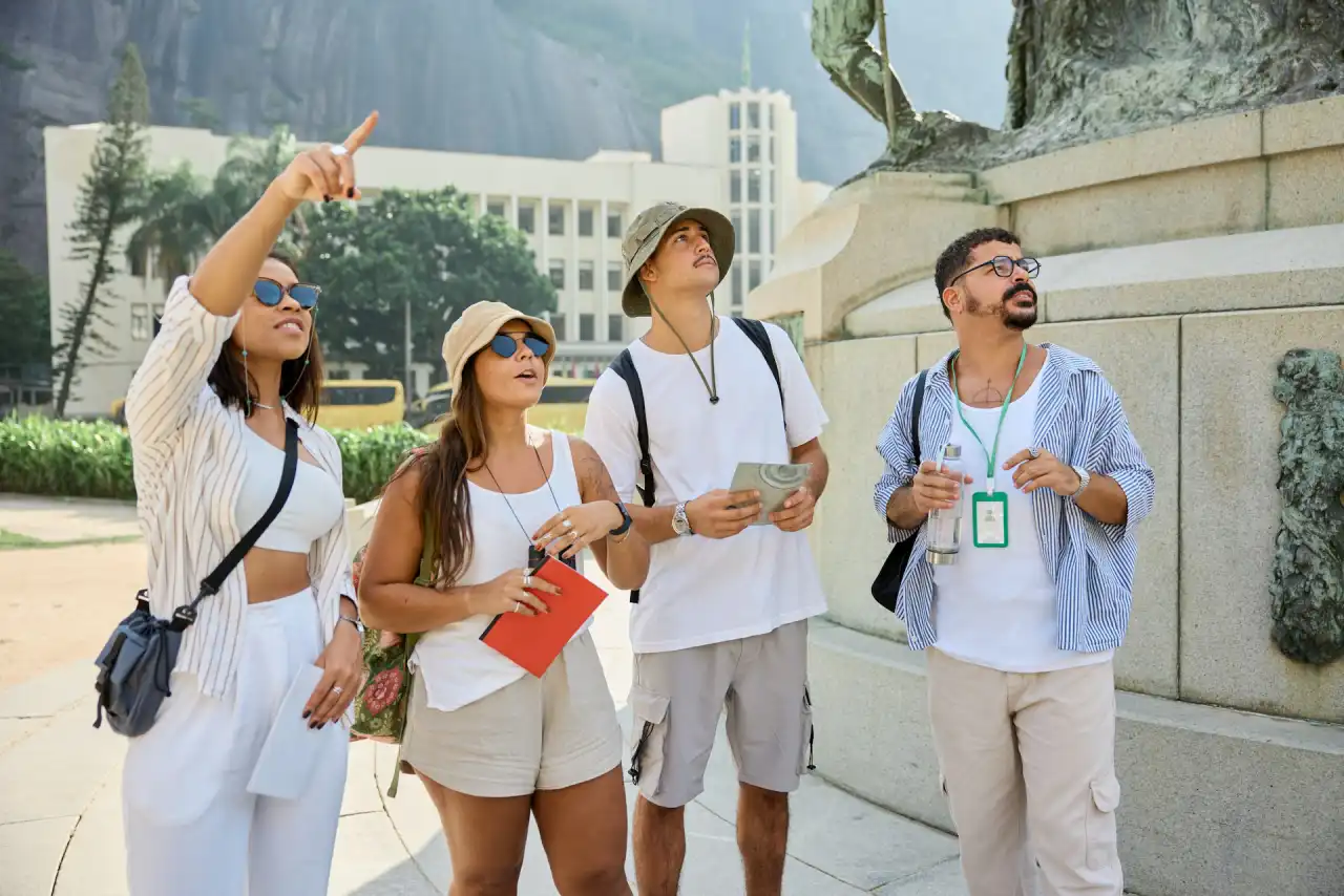 Un gruppo di turisti con zaini ascolta una guida in città